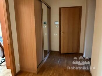 Переклеить обои и покрасить стены