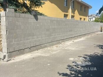 Укладчик паркану травертином