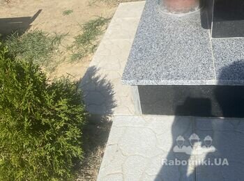 Заливка фундамента под памятник и установка самого же памятника