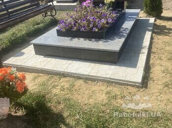 Заливка фундамента под памятник и установка самого же памятника