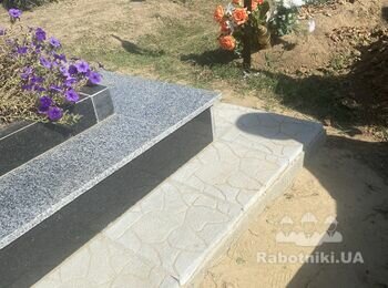 Заливка фундамента под памятник и установка самого же памятника