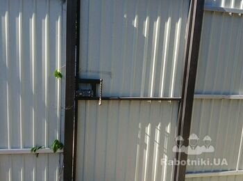 Потрібно зробити розпашні ворота та хвіртку.