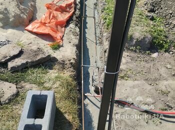 Залити стрічку під фундамент паркану