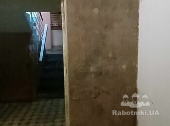 Штукатурка стін в тамбурі 1 см по маякам