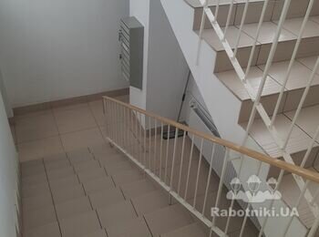 Установить перегородку на первом эт., лестничного марша