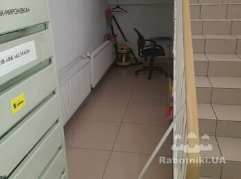 Установить перегородку на первом эт., лестничного марша
