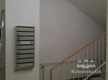 Установить перегородку на первом эт., лестничного марша