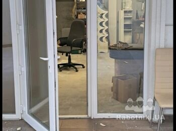 Поставить на место раму окна после ударной волны