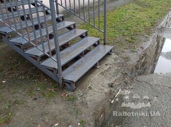 Покраска металевих сходів