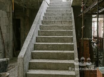 Виготовлення бетонних сходів у таунхаусу