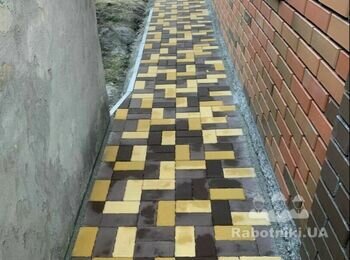 Облкласти цоколь диким каменем