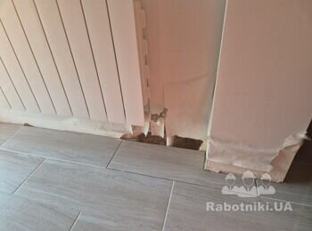 Переклеїти частково шпалери та зашпаклювати дірку під батареєю