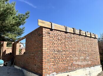 Підсобник для бетонних і земляних робіт