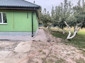 Вкладання бруківки на дренажовану відмостку