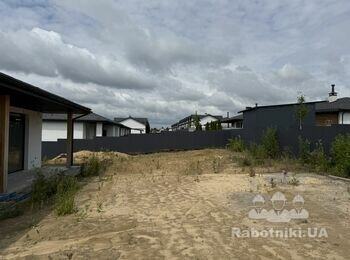 Цоколь паркану та підпірні стіни з блоків