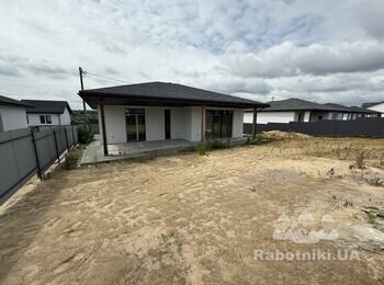 Цоколь паркану та підпірні стіни з блоків