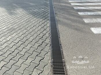 Укладка тротуарной плитки, укладка водосливов на бетонное основание
