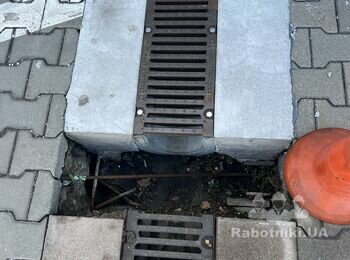 Укладка тротуарной плитки, укладка водосливов на бетонное основание