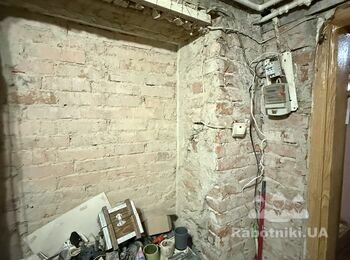 Штукатурка кухні старого будинку. Приблизно 30 кв.м площа стін