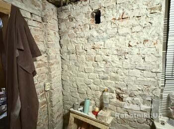 Штукатурка кухні старого будинку. Приблизно 30 кв.м площа стін