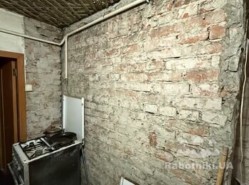 Штукатурка кухні старого будинку. Приблизно 30 кв.м площа стін