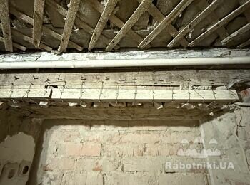 Штукатурка кухні старого будинку. Приблизно 30 кв.м площа стін