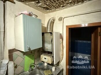 Штукатурка кухні старого будинку. Приблизно 30 кв.м площа стін