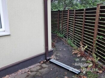 Прорізати відмостку і встановити водоотвід