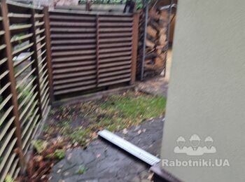 Прорізати відмостку і встановити водоотвід