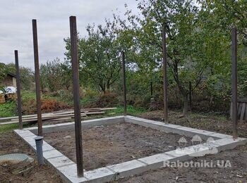 Кладка стовпів паркану з цегли