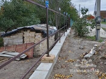 Кладка стовпів паркану з цегли