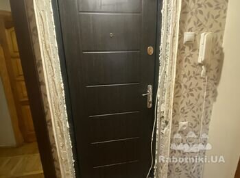 Монтаж коробки вхідних дверей