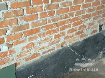 Штробление кирпичной стены
