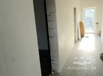 Чистовий ремонт в будинку, відкоси дверей прихованого монтажу.