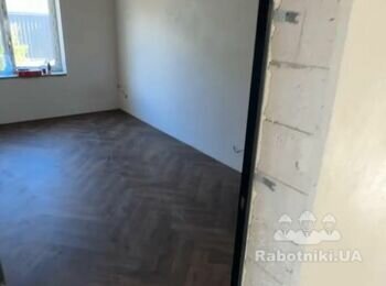 Чистовий ремонт в будинку, відкоси дверей прихованого монтажу.