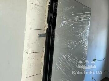 Чистовий ремонт в будинку, відкоси дверей прихованого монтажу.