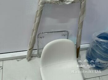 Відрегулювати дверцята тумби та зібрати стілець