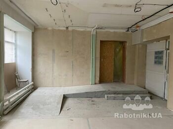 Укладка плитки на пандус в середині приміщення