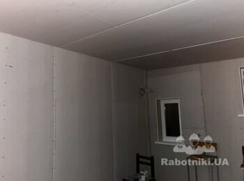 Зашпаклювати гіпсокартон на стінах та стелі, поклеїти шпалери.