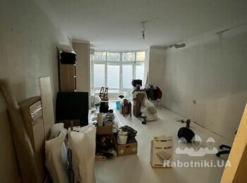 В двох кімнатах потрібно оновити штукатурку і покриття стелі