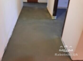 Укладання плитки на підлогу в коридорі та кухні