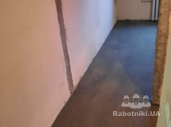 Укладання плитки на підлогу в коридорі та кухні