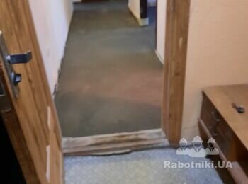 Укладання плитки на підлогу в коридорі та кухні