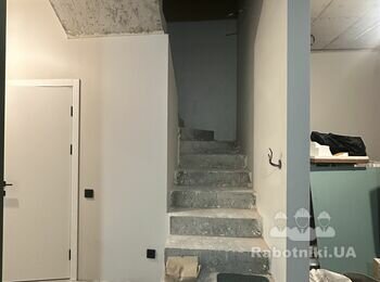 Поклеить обои или сделать декоративную штукатурку