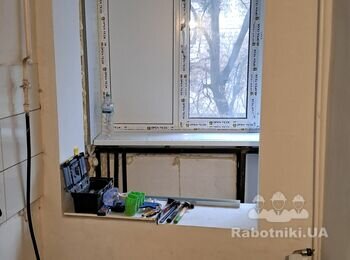 Поклейка шпалер на стіну