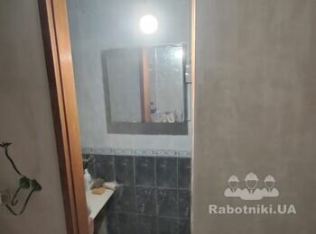 Поклейка шпалер на стіну