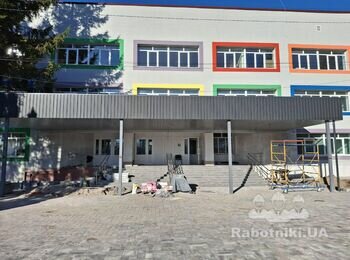 Каменщик на розшивку колон в с. Бузова