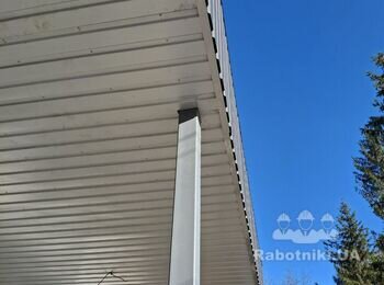 Каменщик на розшивку колон в с. Бузова