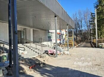 Каменщик на розшивку колон в с. Бузова