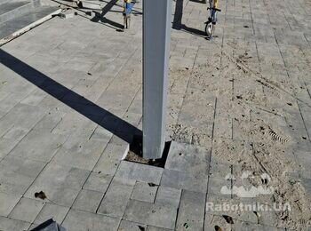 Каменщик на розшивку колон в с. Бузова